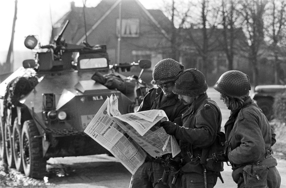 Treingijzeling Wijster (zesde en zevende dag) militairen lezen krant, Bestanddeelnr 928-3120