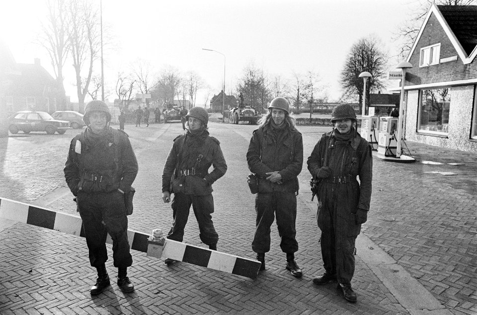 Treingijzeling Wijster (vierde dag) gewapende militairen bij afzetting, Bestanddeelnr 928-3115