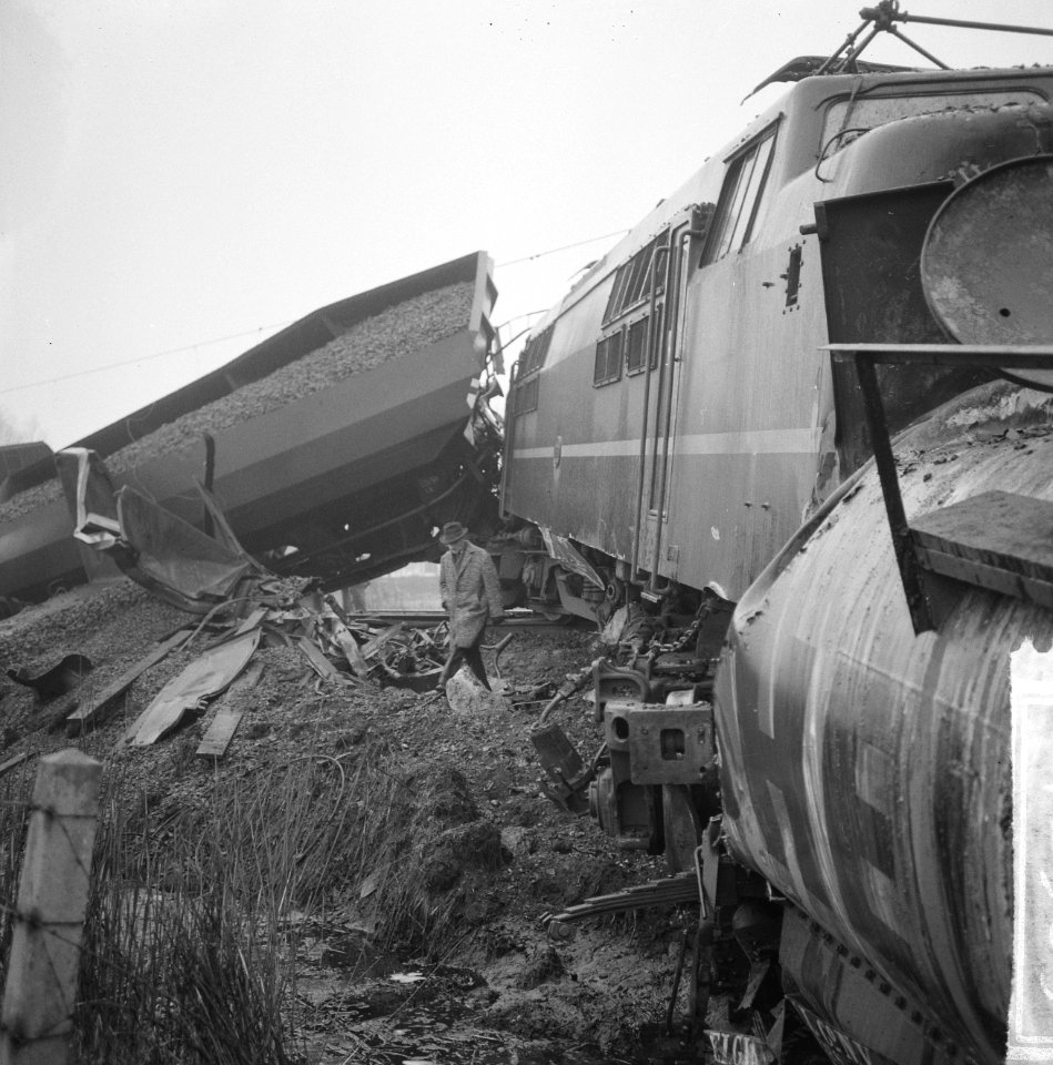Treinongeluk bij Boxtel, in midden locomotief, die stilstaande trein ramde, Bestanddeelnr 917-2309