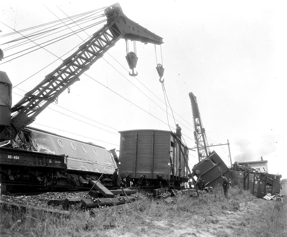 Treinbotsing noordelijke oprit Moerdijkbrug, Bestanddeelnr 907-2335