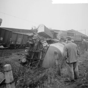 Treinongeluk bij Boxtel, in midden locomotief, die stilstaande trein ramde, Bestanddeelnr 917-2308