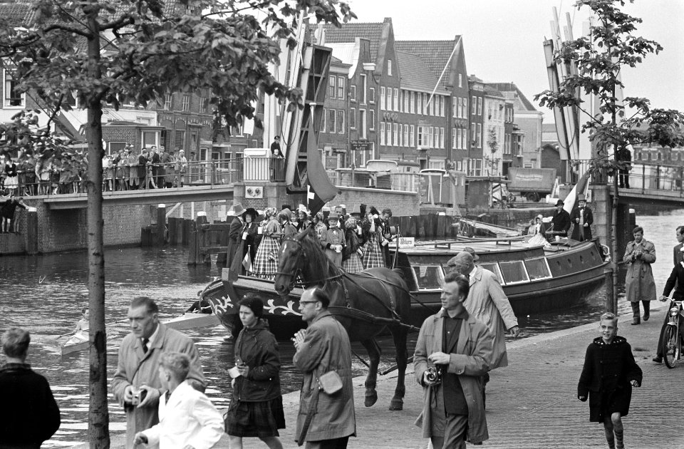 Trekschuit naar Haarlem. De trekschuit komt Haarlem binnen, Bestanddeelnr 912-5494