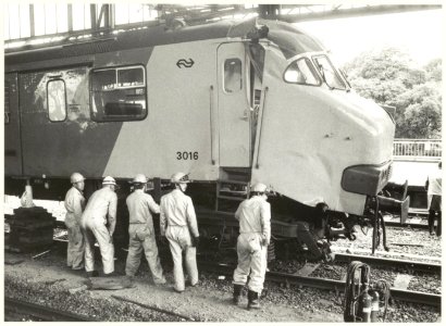 Treinbotsing. De ingedrukte kop van mP 3016. NL-HlmNHA 54021131