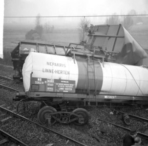 Treinongeluk bij Boxtel, in midden locomotief, die stilstaande trein ramde, Bestanddeelnr 917-2307