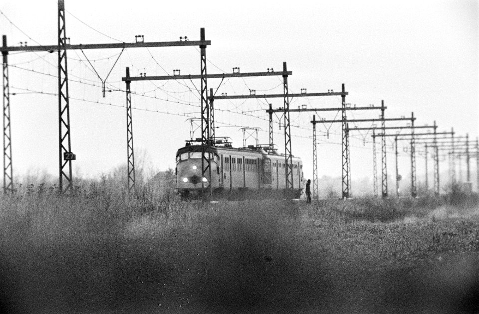 Treinkaping bij Beilen (derde dag) de trein en onderhandelaar Pessereron, Bestanddeelnr 928-3084
