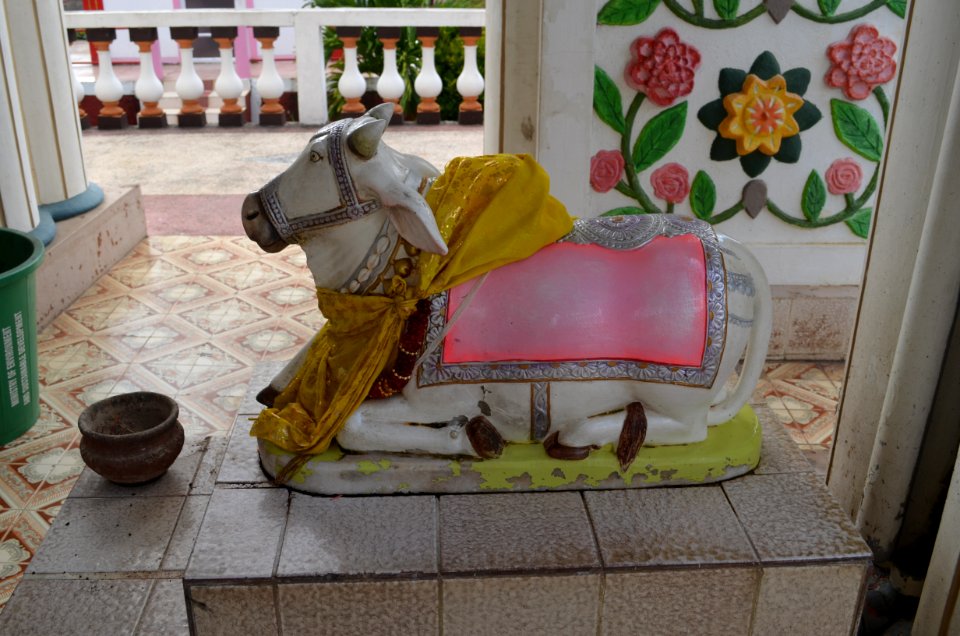 Triolet,Maheswarnath Shiv Mandir, exterieur