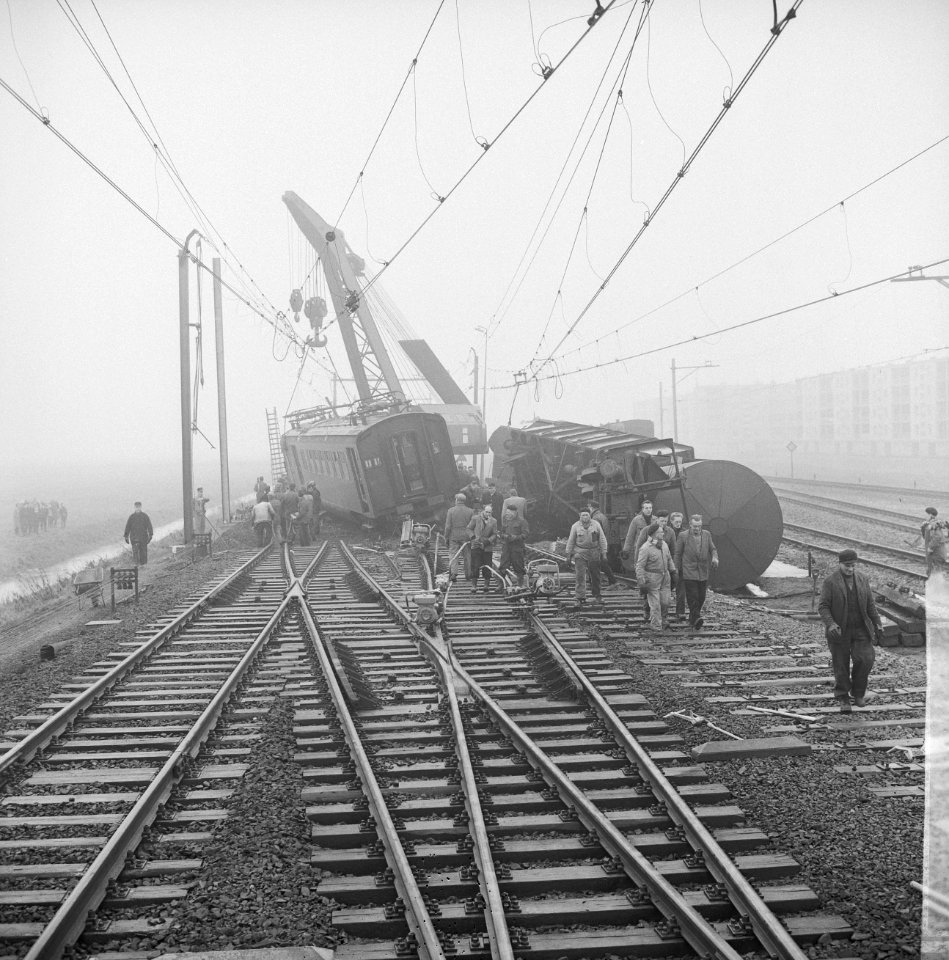 Treinongeluk bij Rotterdam links passagiertrein rechts de goederentrein Het ond, Bestanddeelnr 915-8854