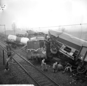 Treinongeluk bij Boxtel, in midden locomotief, die stilstaande trein ramde, Bestanddeelnr 917-2310
