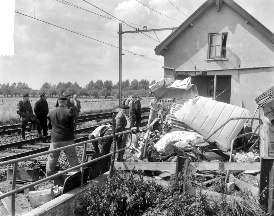 Trein tegen bestelwagen op beveiligde overweg te Maarsen, overzicht ravage, Bestanddeelnr 918-0295