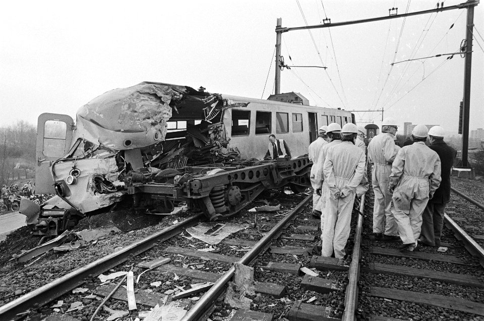 Treinongeluk bij IJsselbrug (Arnhem) de beschadigde stoptrein, Bestanddeelnr 929-5973