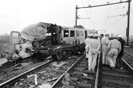 Treinongeluk bij IJsselbrug (Arnhem) de beschadigde stoptrein, Bestanddeelnr 929-5973
