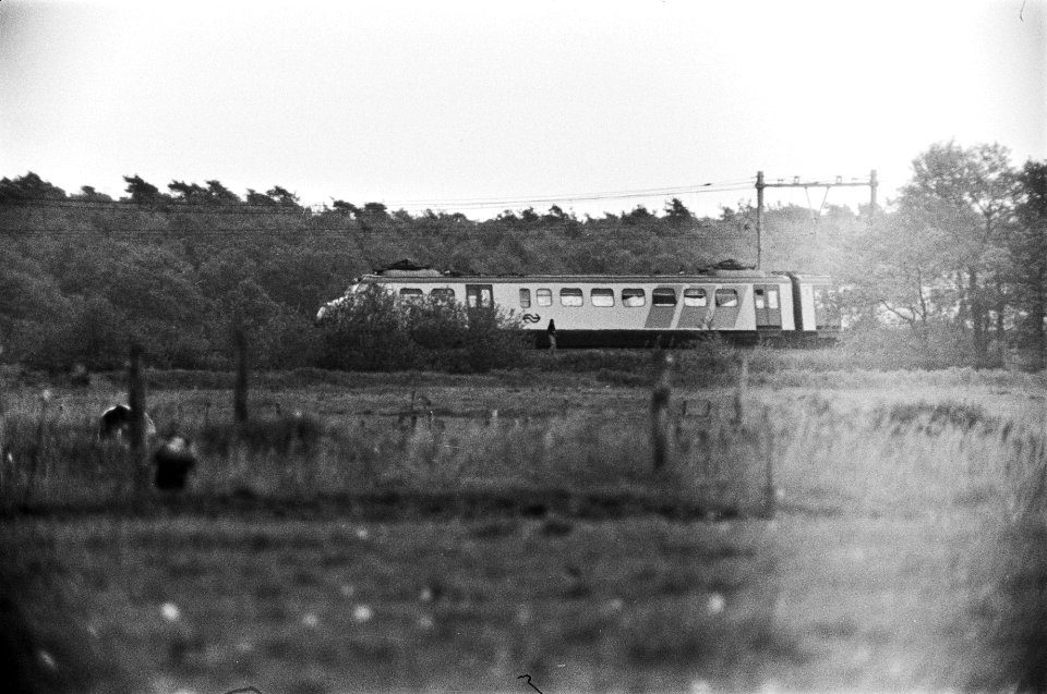 Treinkaping De Punt kaper wandelt buiten de trein, Bestanddeelnr 929-2063