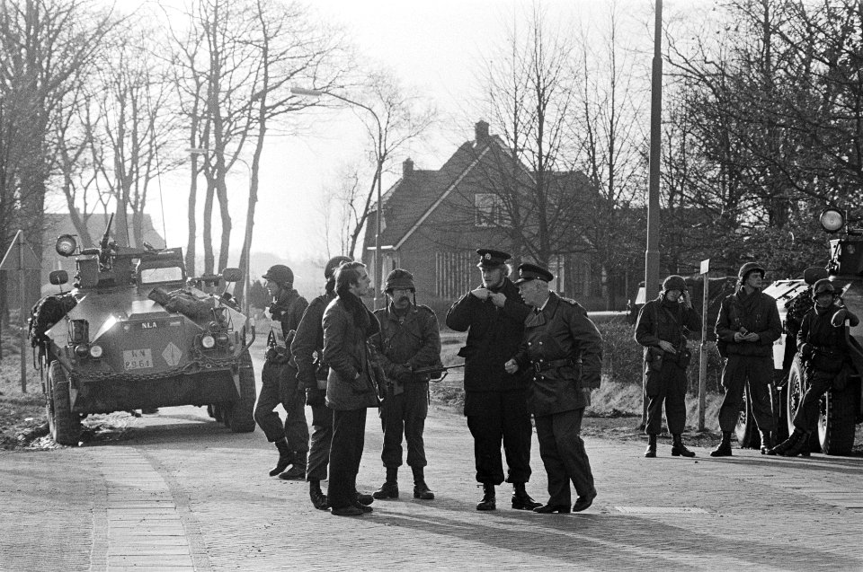 Treingijzeling Wijster (zesde en zevende dag) afzetting met gewapende militaire, Bestanddeelnr 928-3119