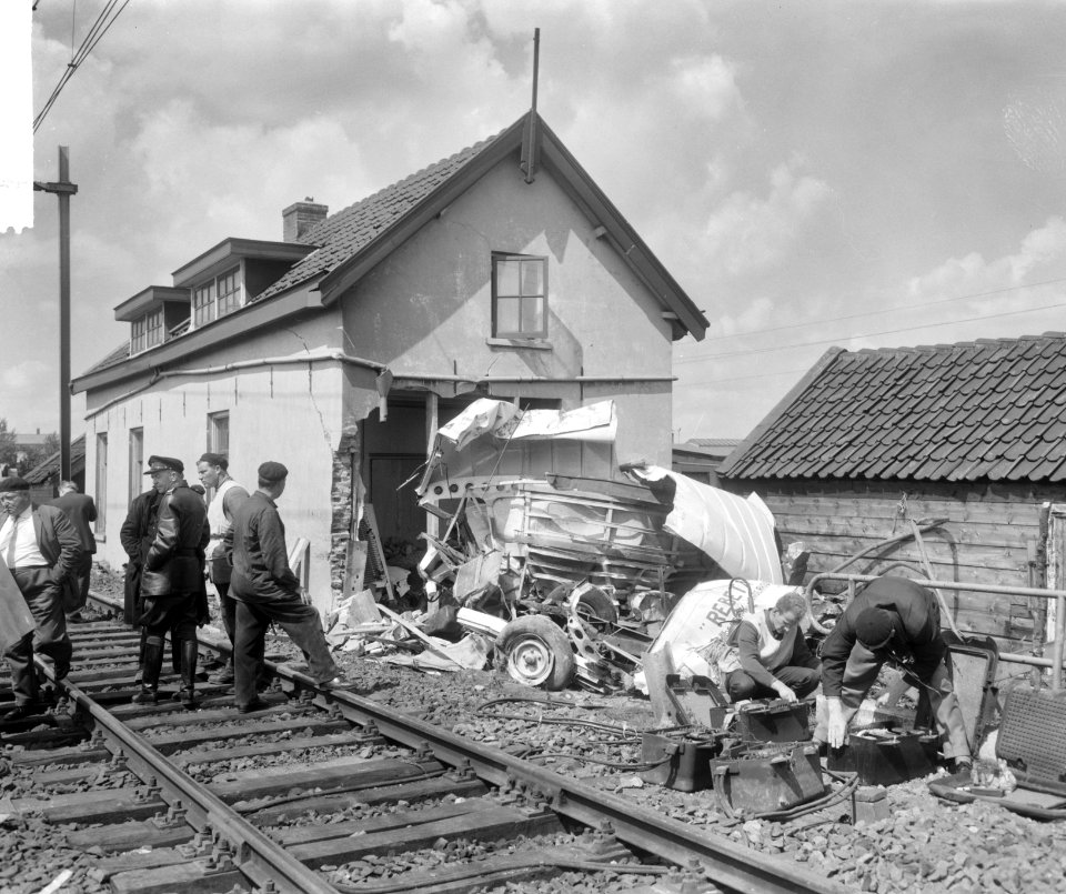 Trein tegen bestelwagen op beveiligde overweg te Maarsen, overzicht ravage, Bestanddeelnr 918-0293