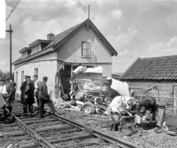 Trein tegen bestelwagen op beveiligde overweg te Maarsen, overzicht ravage, Bestanddeelnr 918-0293