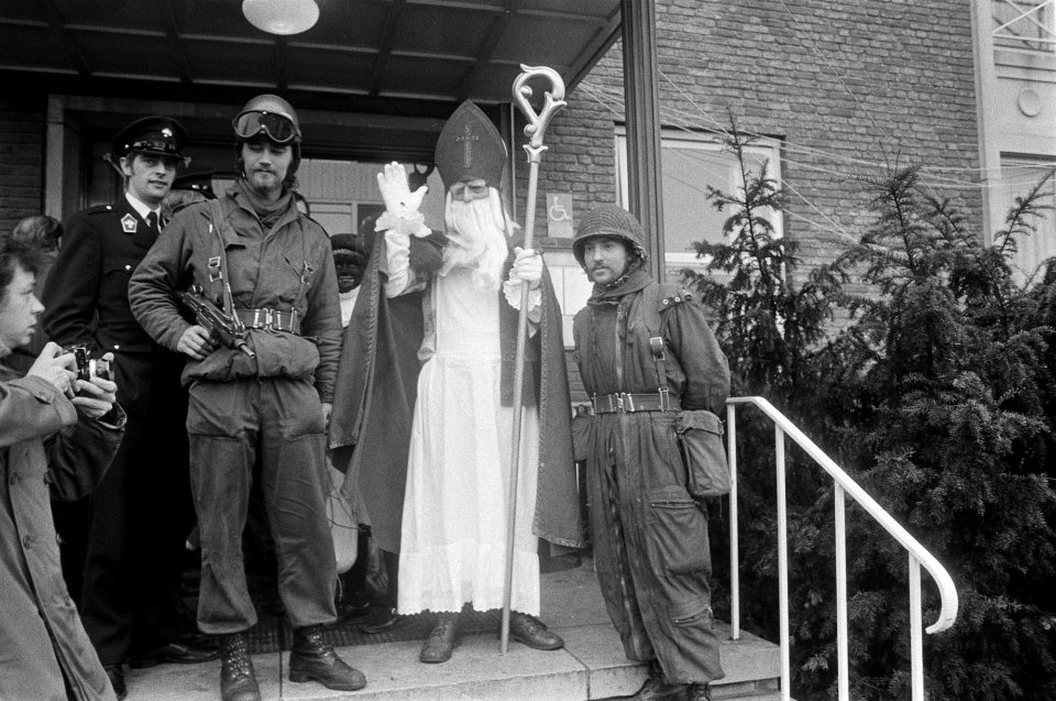 Treingijzeling Wijster (vierde dag) St. Nicolaas op bezoek bij militairen, Bestanddeelnr 928-3116