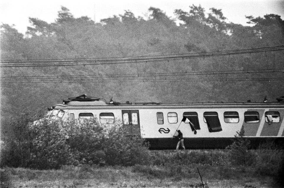 Treinkaping bij De Punt (12e dag) kaper loopt met vlag langs de trein, Bestanddeelnr 929-2090