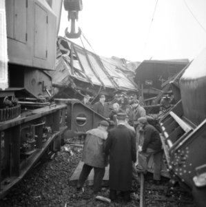 Treinongeluk bij Boxtel, in midden locomotief, die stilstaande trein ramde, Bestanddeelnr 917-2305