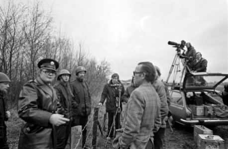Treingijzeling Wijster (vierde dag) journalisten, fotografen en filmers worden , Bestanddeelnr 928-3111