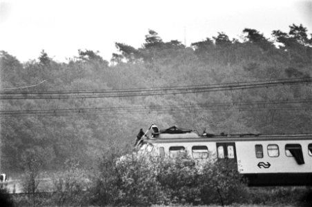 Treinkaping bij De Punt (12e dag) kaper met RMS-vlag op de trein, Bestanddeelnr 929-2094