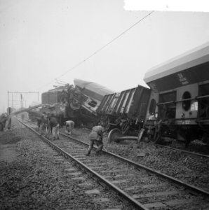 Treinongeluk bij Boxtel, in midden locomotief, die stilstaande trein ramde, Bestanddeelnr 917-2311