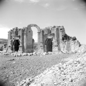 Triomfboog aan de zuidzijde van Jerash, Bestanddeelnr 255-5696