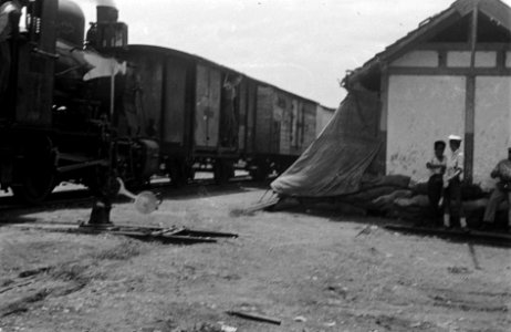 Trein staat bij een sein. Rechts een militaire post, Bestanddeelnr 6514
