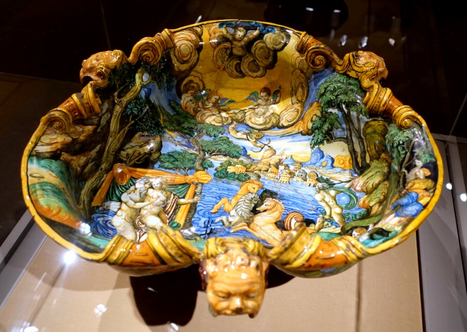Trilobe basin with Neptune and Amphitrite, Italian, Urbino, 1566-1575, glazed earthenware - Princeton University Art Museum - DSC06551
