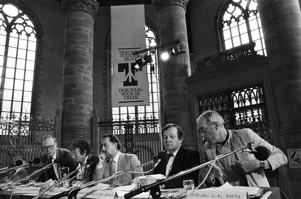 Tribunaal voor de Vrede het college prof. Degenkamp , voorzitter mw prof. Soeten, Bestanddeelnr 933-4319