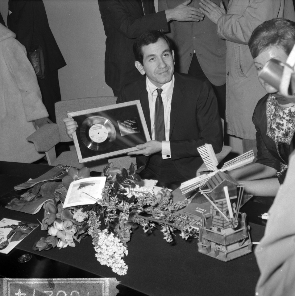 Trini Lopez op Schiphol ontvangt een zilveren plaat voor 250.000 verkochte singl, Bestanddeelnr 916-0274
