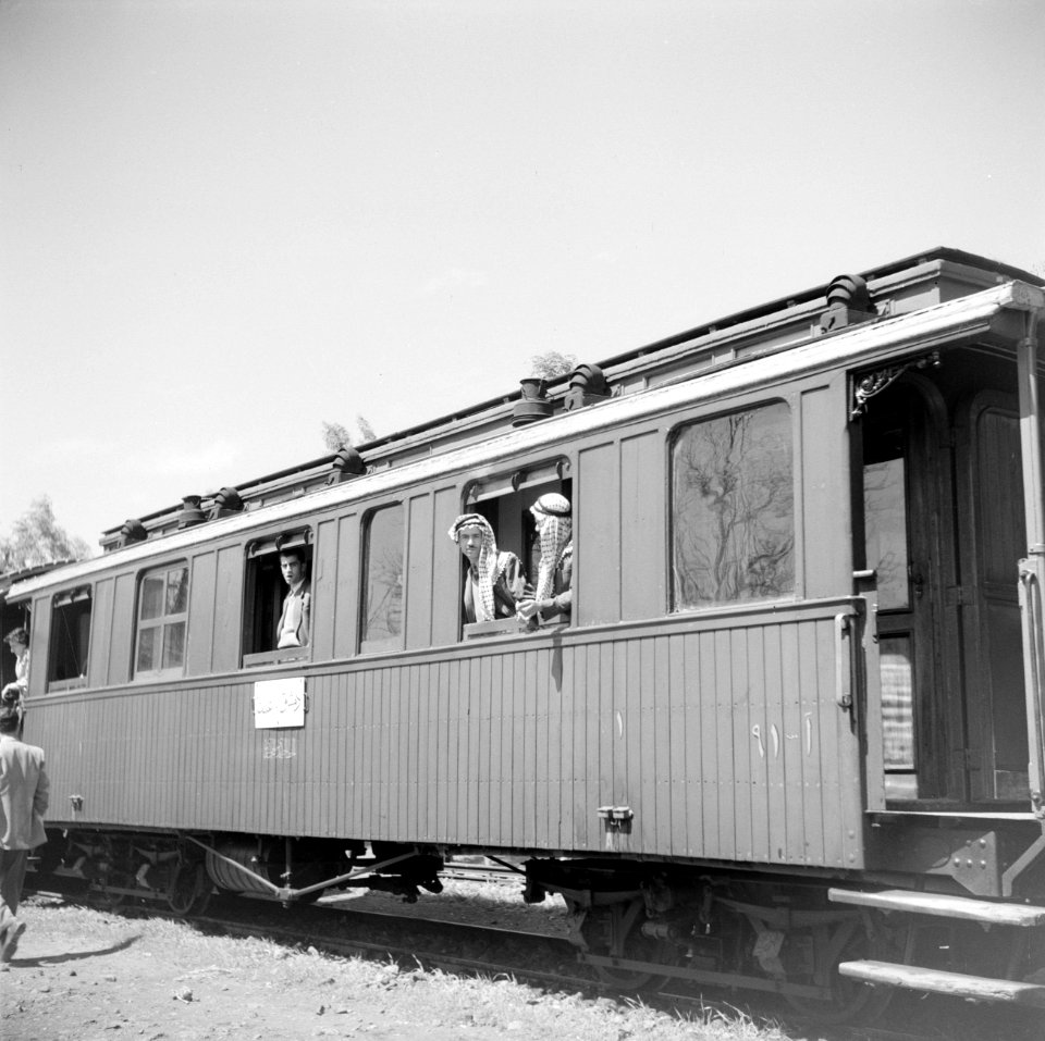 Treinwagon met passagiers op een station, Bestanddeelnr 255-5793