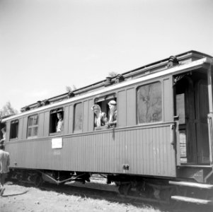 Treinwagon met passagiers op een station, Bestanddeelnr 255-5793