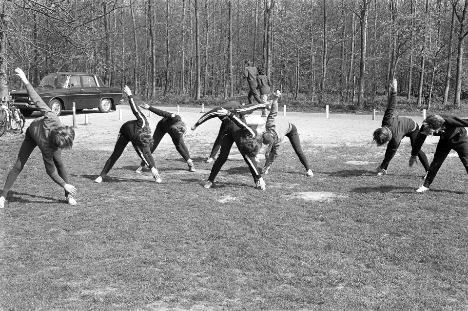 Trimmers bezig met gymnastiekoefeningen, Bestanddeelnr 925-5508
