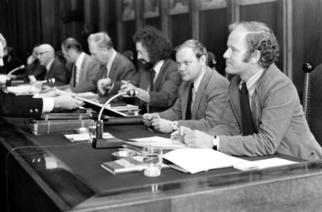 Treumann in het college temidden van de andere wethouders, Bestanddeelnr 927-9252