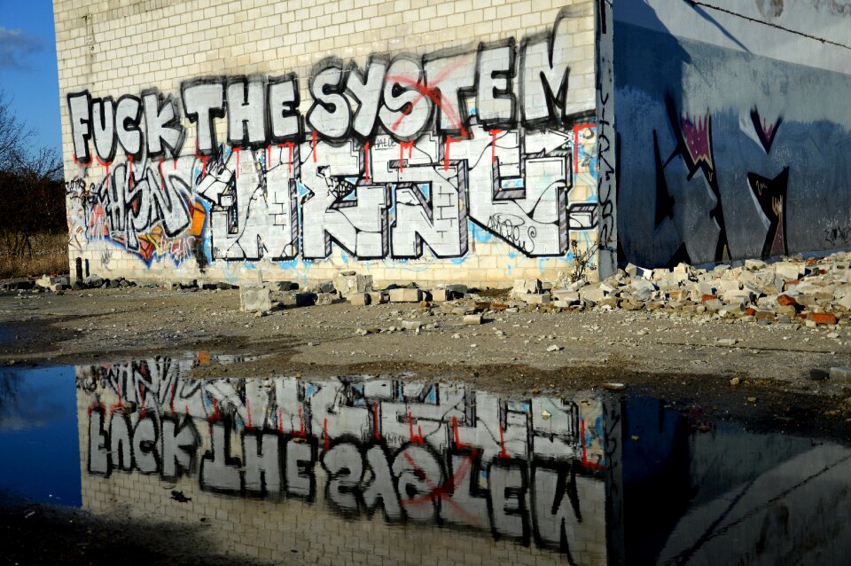 Street art spray the inscriptions