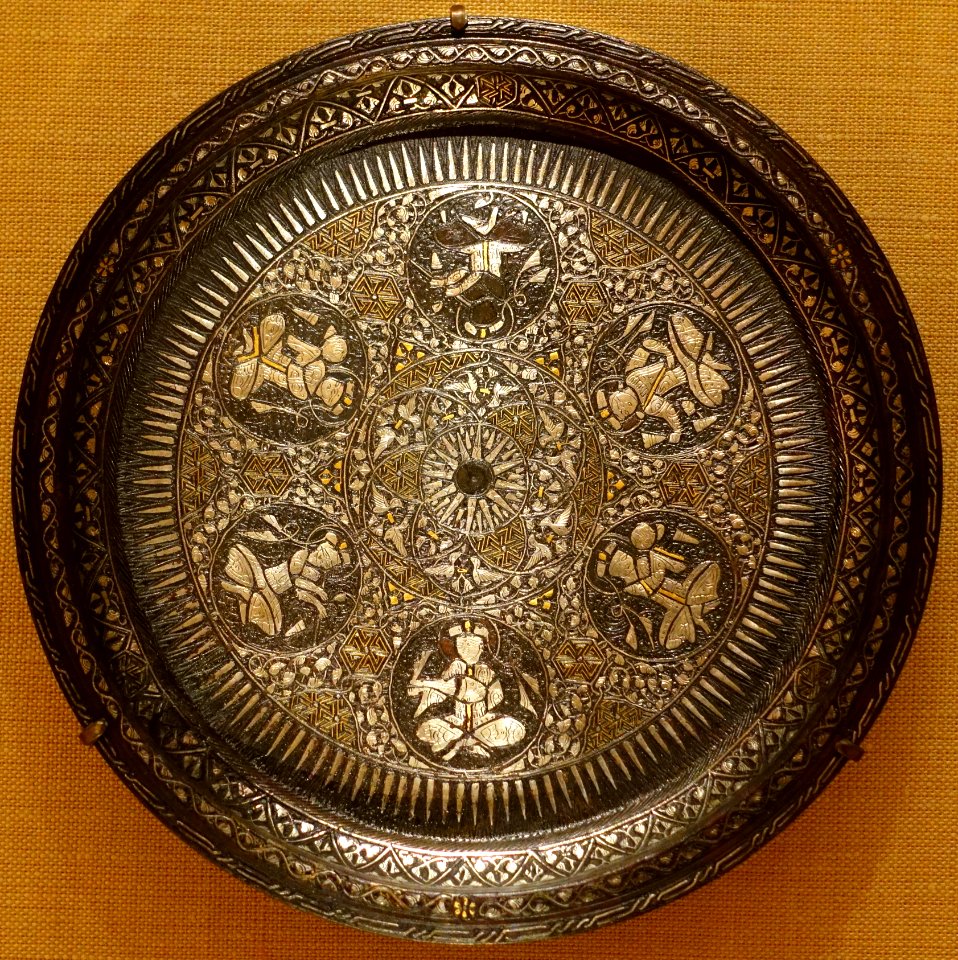 Tray with sun symbol, Egypt or Syria, Mamluk period, 1300s AD, brass inlaid with silver and gold, 17.190.1717 - Metropolitan Museum of Art - New York City - DSC07230