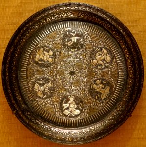 Tray with sun symbol, Egypt or Syria, Mamluk period, 1300s AD, brass inlaid with silver and gold, 17.190.1717 - Metropolitan Museum of Art - New York City - DSC07230