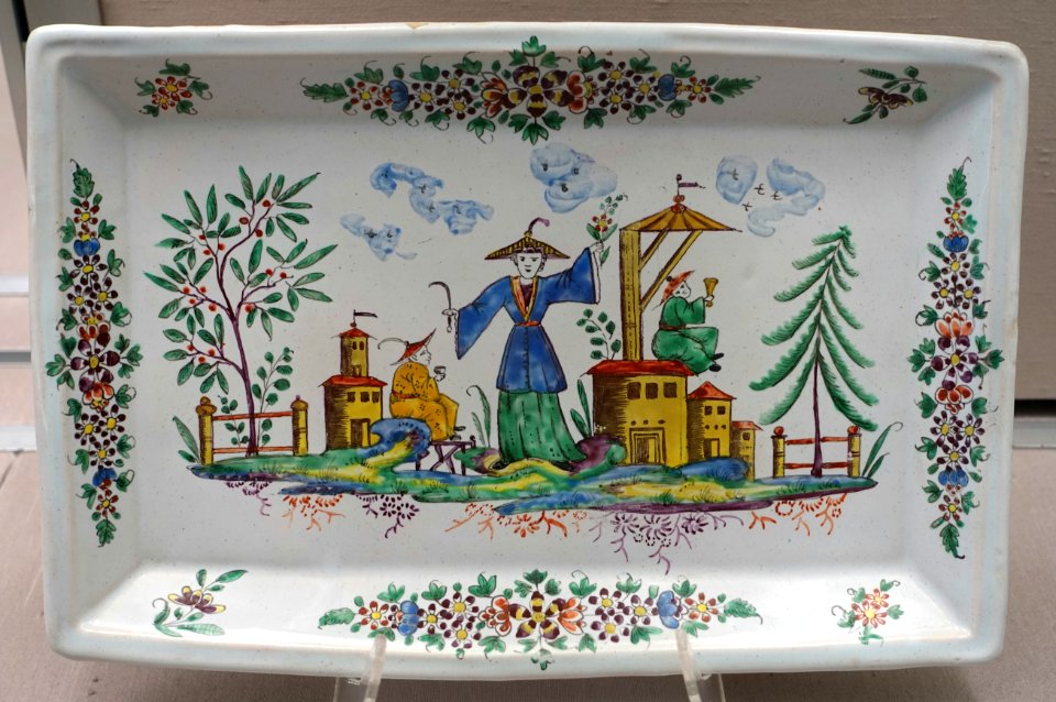 Tray with Chinese landscape and figures, Holitsch (Maehren), c. 1750, faience - Germanisches Nationalmuseum - Nuremberg, Germany - DSC02584