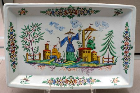 Tray with Chinese landscape and figures, Holitsch (Maehren), c. 1750, faience - Germanisches Nationalmuseum - Nuremberg, Germany - DSC02584