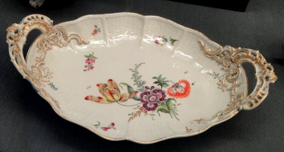 Tray with Floral Motifs, c. 1765, Ludwigsburg, hard-paste porcelain, coloured enamels, gold - Gardiner Museum, Toronto - DSC00947