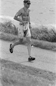 Triathlon in Almere Axel Koenders tijdens de triathlon lopen, Bestanddeelnr 934-0510