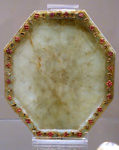 Tray with creeper pattern, North India, Delhi, Mughal style, 17th-18th century, nephrite jade, gold, rubies - Ethnological Museum, Berlin - DSC01515