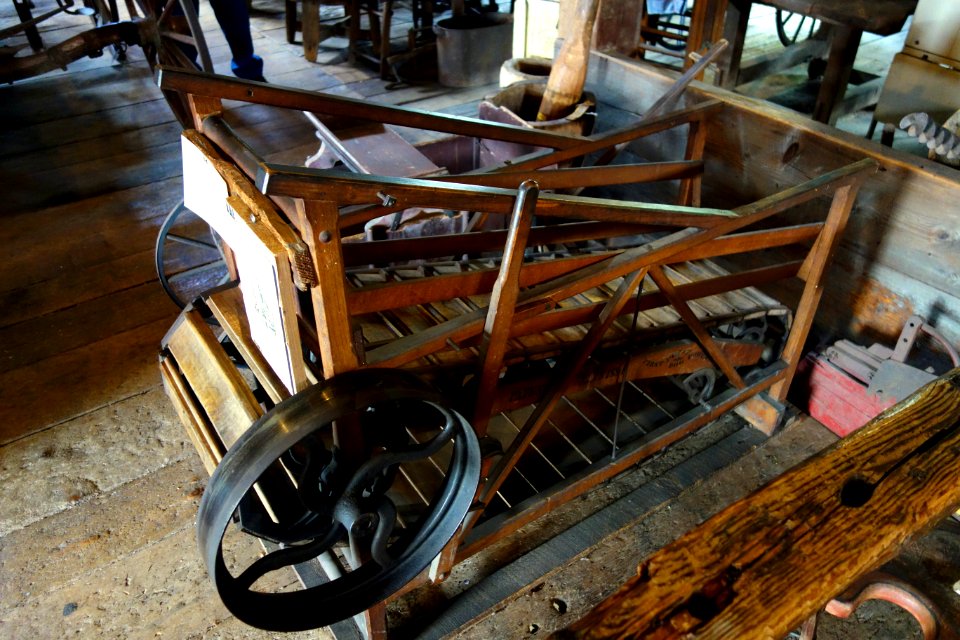 Treadmill for small animal, view 2 - Hadley Farm Museum - DSC07641