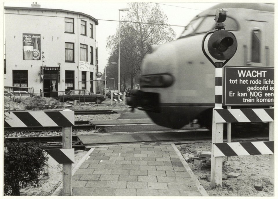 Treinverkeer bij de spoorwegovergang aan dfe Westergracht. NL-HlmNHA 54016618