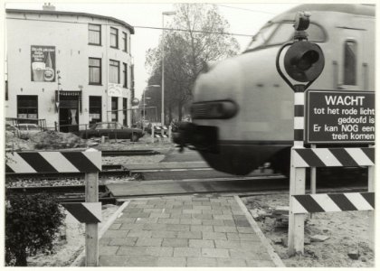 Treinverkeer bij de spoorwegovergang aan dfe Westergracht. NL-HlmNHA 54016618