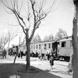Treinwagon, locomotief en passagiers op een station, Bestanddeelnr 255-5795