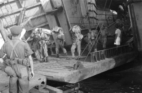 Troepen met bepakking verlaten het landingsvaartuig (LCT), Bestanddeelnr 3176