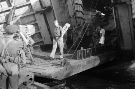 Troepen met bepakking en een officier verlaten het landingsvaartuig (LCT), Bestanddeelnr 3175