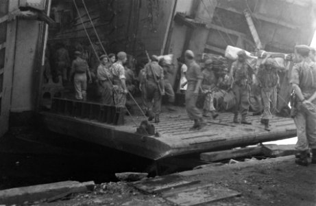 Troepen verlaten met bepakking het landingsvaartuig (LCT), Bestanddeelnr 3156