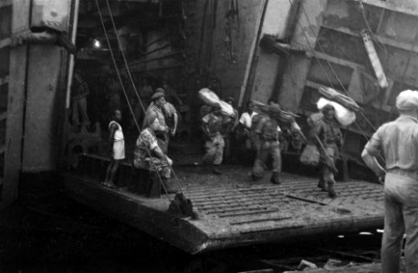 Troepen verlaten met bepakking het landingsvaartuig (LCT), Bestanddeelnr 3155